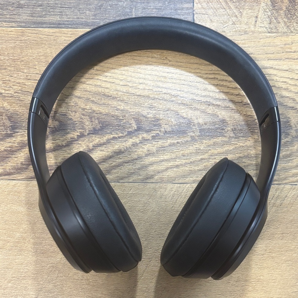 Beats Solo3 Wireless On Ear Headphones. Model A1796. Black